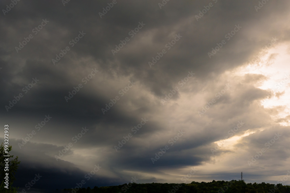 illustration d'un ciel avec des gros nuages dans les teintes de gris et blanc