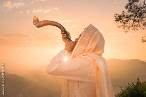 Fotografia A Jewish man blowing the Shofar (ram's horn), which is used to blow sounds on Ro