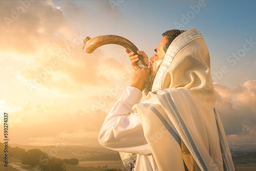 A Jewish man blowing the Shofar (ram's horn), which is used to blow sounds on Ro Fototapet