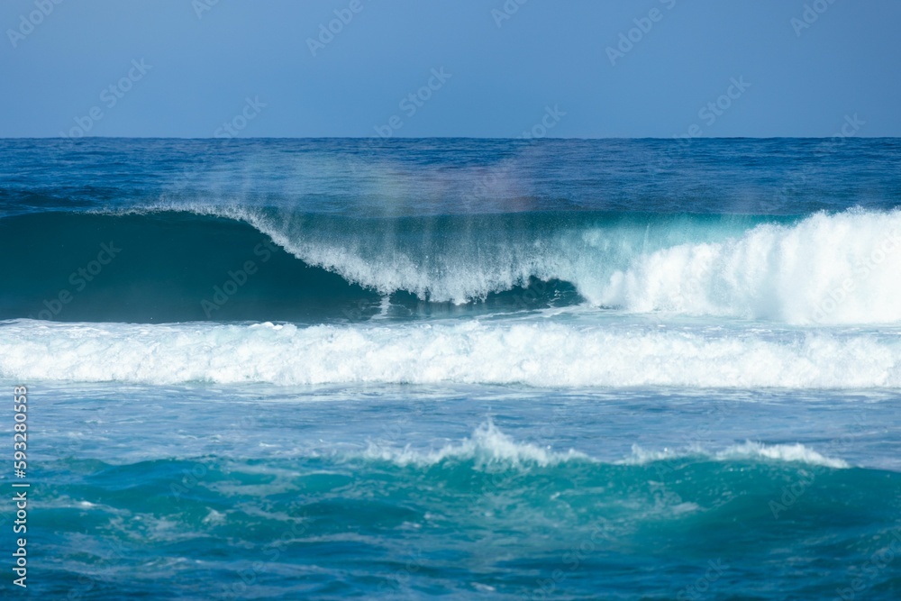 Naklejka premium Wave crushing in the ocean