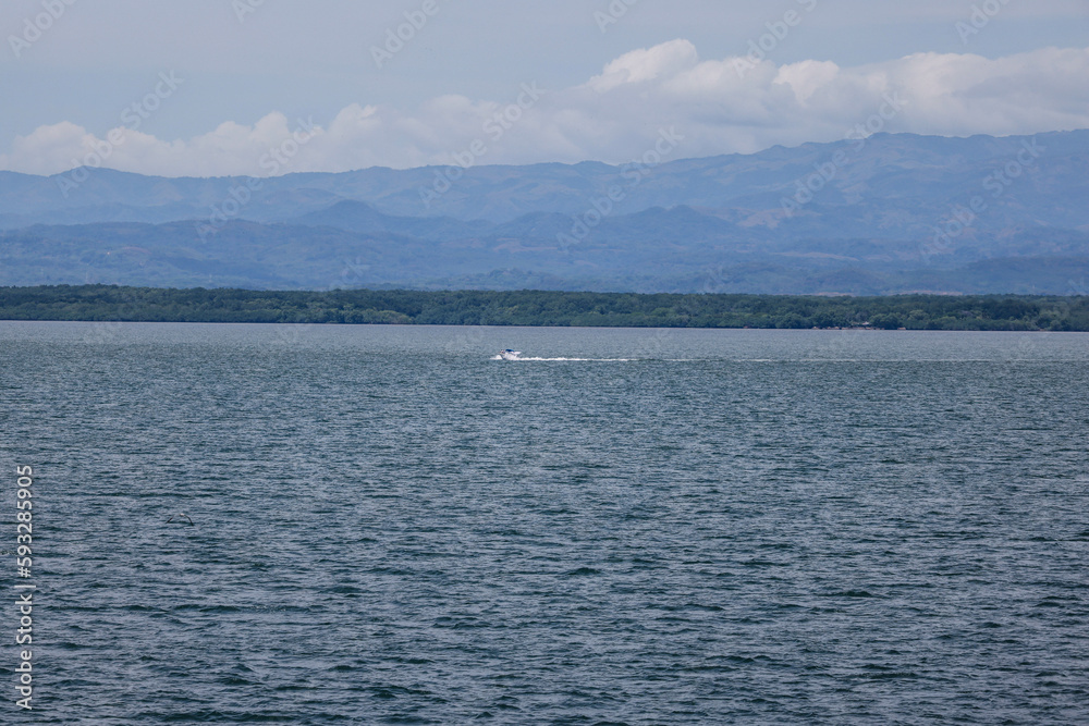 bote cruzando el oceano en Costa Rica 