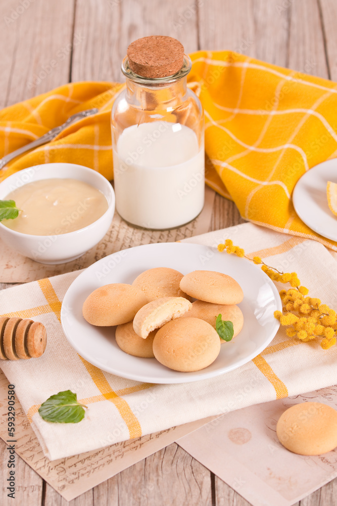 Cookies with lemon cream filling