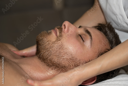 Massage homme dans un institut 