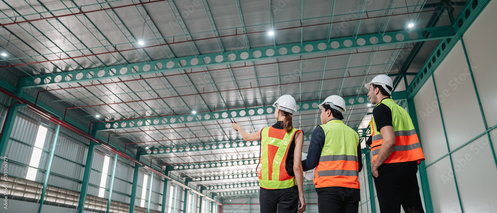 Obraz premium Team engineers workers planning and talking in empty warehouse to design the arrangement of product shelves and organize strategy about new manufacturing.