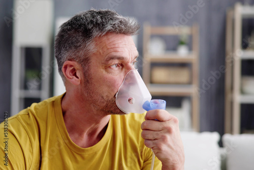 Fotografia Asthma Patient Breathing Using Oxygen Mask