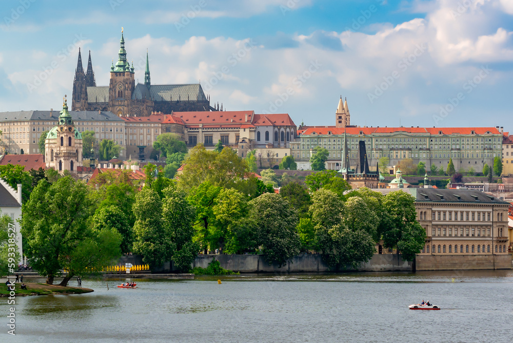 Obraz premium Prague cityscape with Prague castle and Vltava river at sunset, Czech Republic