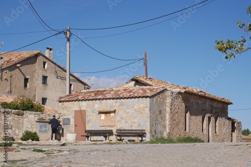 Plaza del pueblo rural El Paul en Teruel
