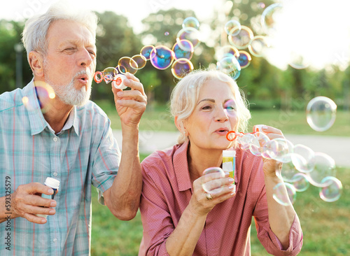 Fotografia woman man senior couple  together elderly active happy retirement bubble soap bl