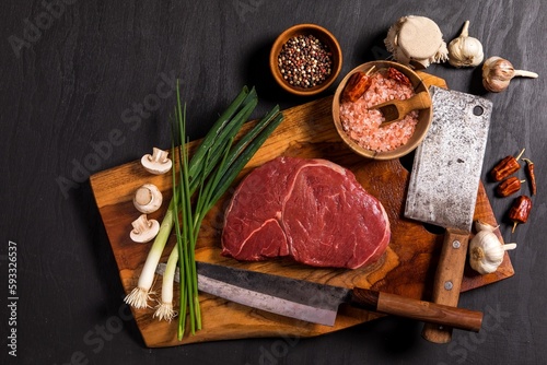 Fotografía Raw rump beef cut or top sirloin meat steak on butcher table