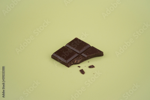 Carrés de chocolat noir sur fond uni