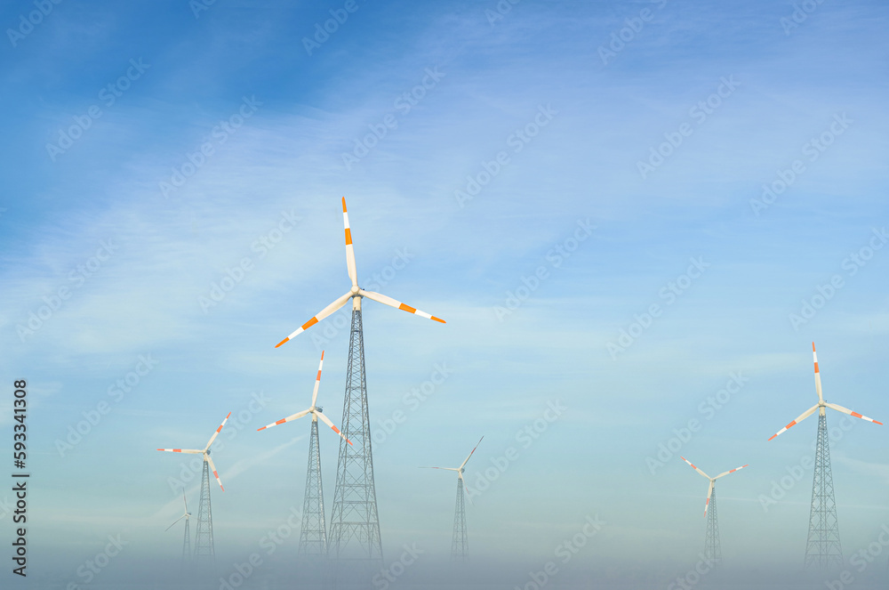 Kleinere Windkraftanlagen an einem kalten Herbstmorgen im Nebel. Kleinere Windkraftanlagen an einem kalten Herbstmorgen im Nebel.