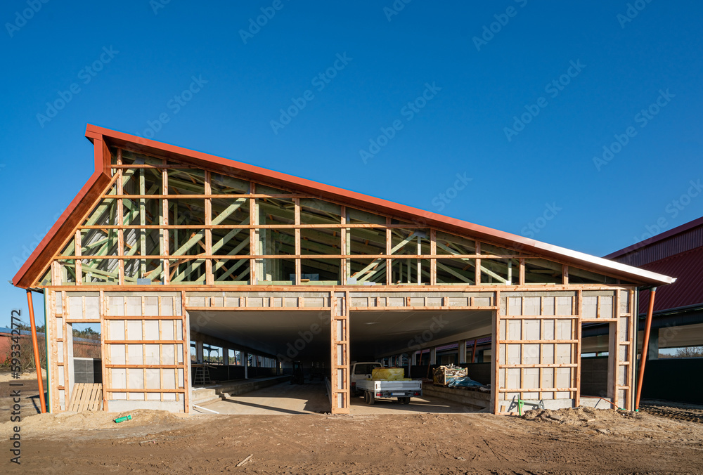 Moderner Stallbau, Dachkonstruktion und Aussenwände. Moderner Stallbau, Dachkonstruktion und Aussenwände.