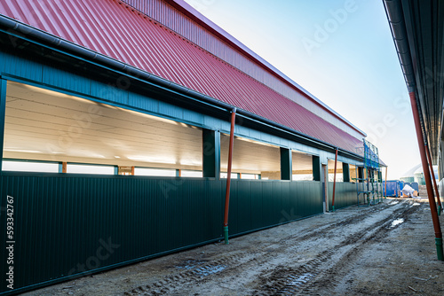 Teilansichten eines modernen Tierwohlschweinestalles im Bau. © Countrypixel