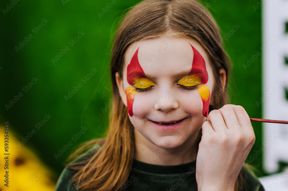 Foto de A professional makeup artist, artist woman paints on her face