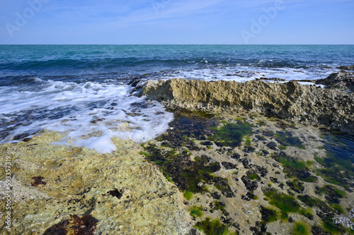 Battigia, onde sulla roccia