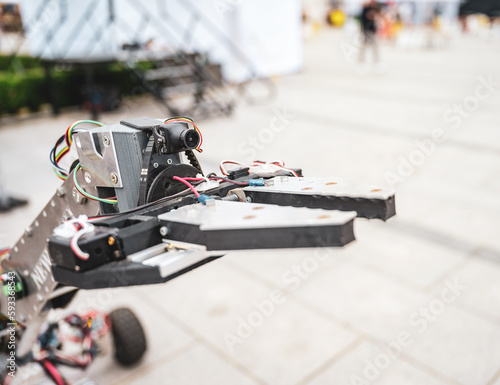 Robot mechaniczny o imponującej konstrukcji, prezentujący najnowsze osiągnięcia w technologii. Symbol innowacji i przyszłości. © LPPhotography