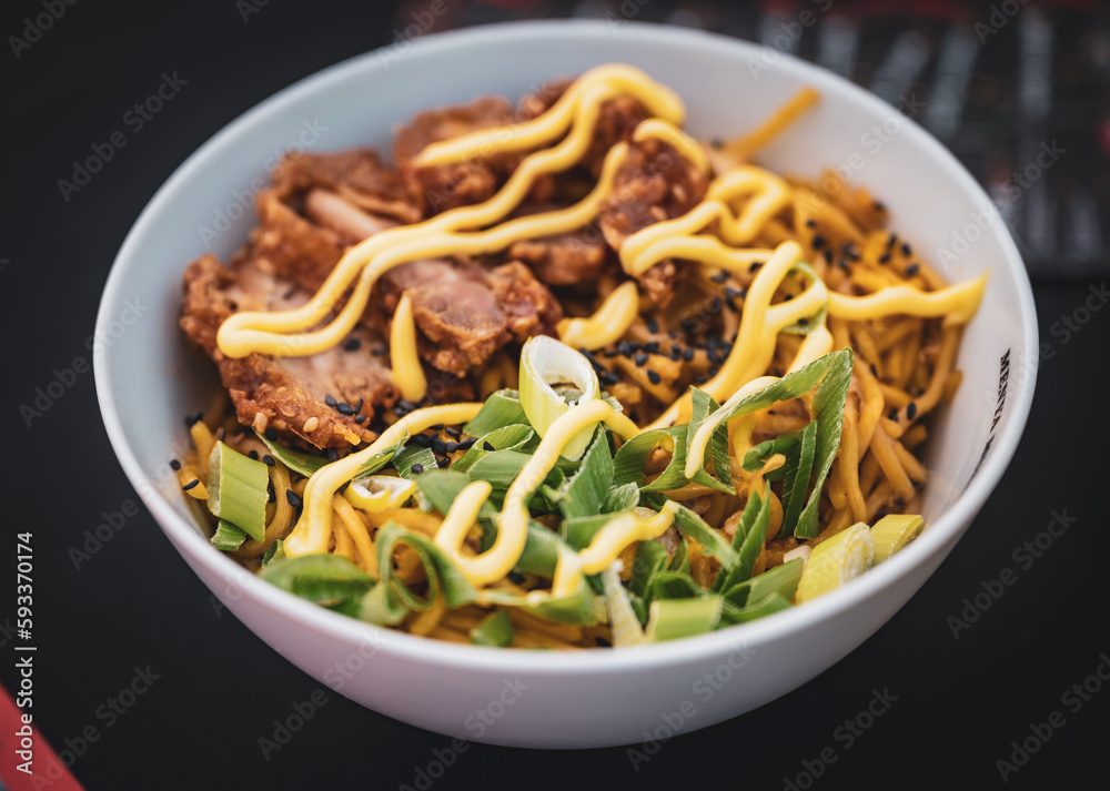 Wyśmienite różnorodne wersje potrawy ramen serwowane z apetytem i kreatywnością.
Wyśmienite różnorodne wersje potrawy ramen serwowane z apetytem i kreatywnością.