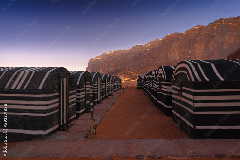 Wadi Rum w Jordanii. Namioty na pustyni przy formacjach skalnych. - obrazy, fototapety, plakaty 