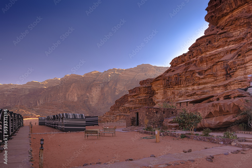 Wadi Rum w Jordanii. Namioty na pustyni przy formacjach skalnych. - obrazy, fototapety, plakaty 