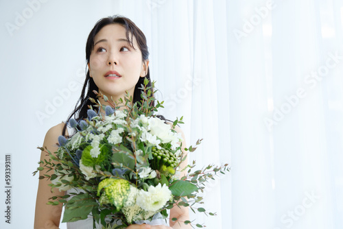 花束を持つ若い女性