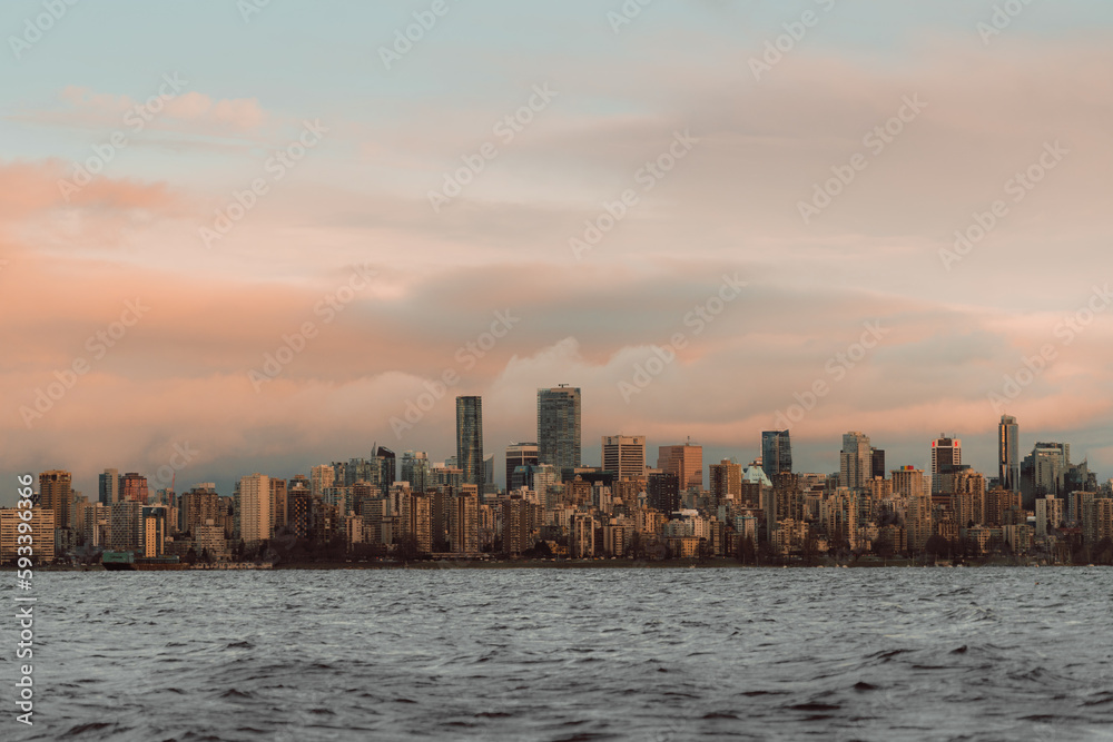 Obraz premium Downtown at Sunset with beautiful clouds