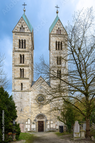 Katholische Kirche St. Peter in der niederbayerischen Stadt Straubing mit Friedhof © Harald Schindler