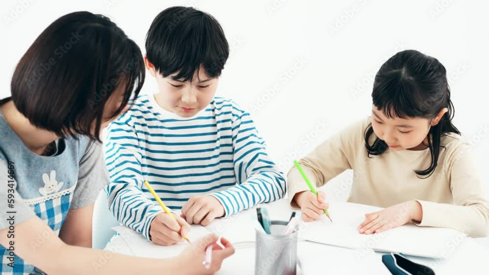 お絵かきをする小学生 お絵かきをする小学生
