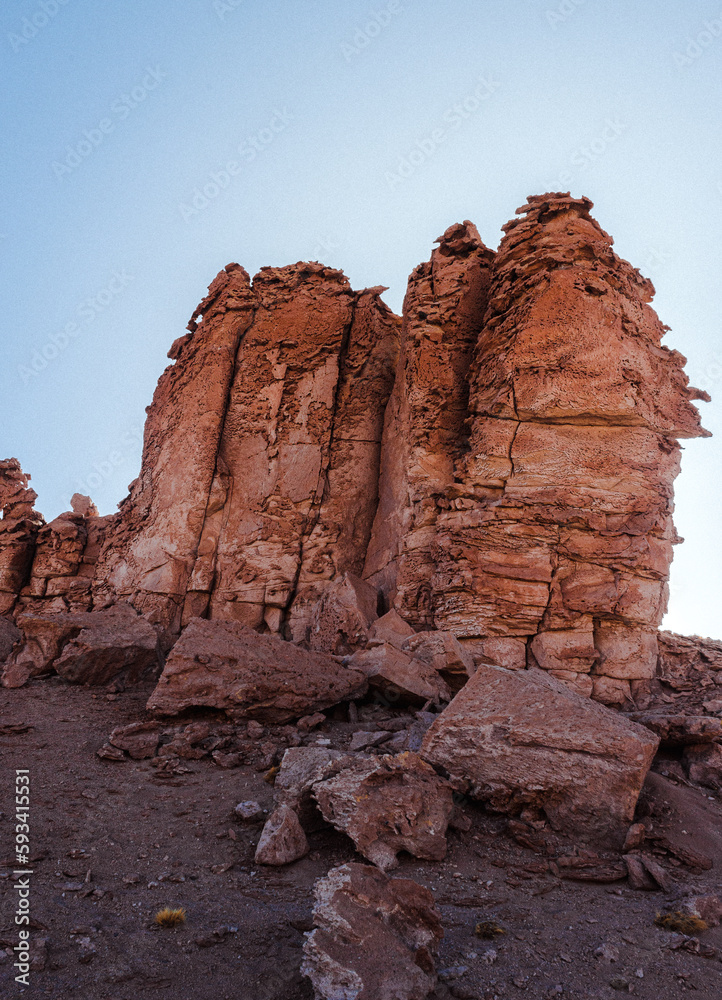 San Pedro de Atacama es una ciudad ubicada en una alta meseta árida en la Cordillera de los Andes del noreste chileno. Su espectacular paisaje circundante incluye desierto, salares, volcanes, géiseres