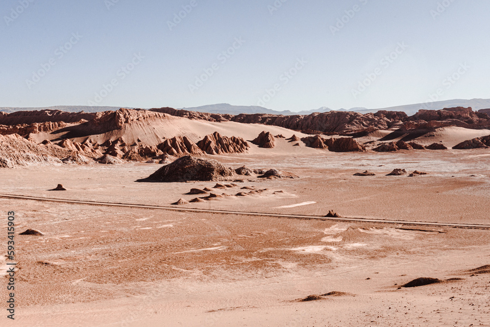 Paisajes de San Pedro de atacama, caracterizado por colores tierra propios del desierto, cultura indígena, diversidad de accidentes geográficos, turismo.