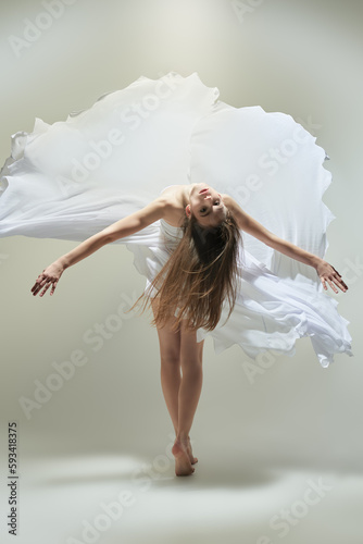 Fototapeta Naklejka Na Ścianę i Meble -  flexible young dancer