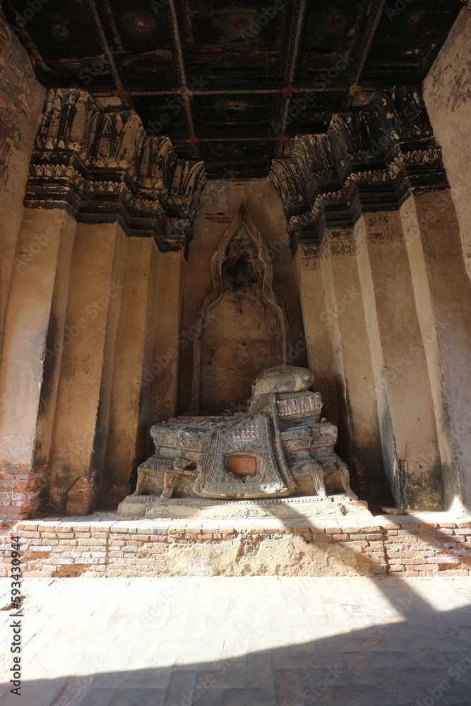 アユタヤー ワットチャイワッタナーラームの仏像 Stock Photo Adobe Stock