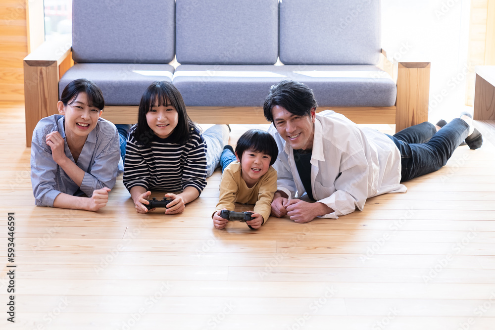 Fototapeta premium 寝転がってゲームをする家族