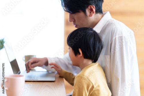 パソコンを見る父と息子