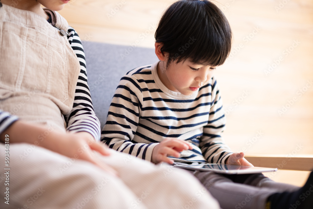 タブレットを見る男の子 タブレットを見る男の子