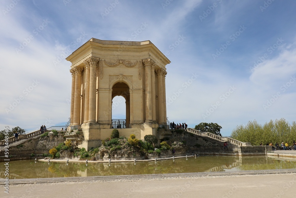 Le château d'eau et son bassin sur l'esplanade du Peyrou, ville de Montpellier, département de l'Hérault, France