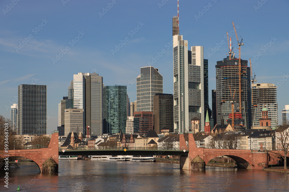 Obraz premium Frankfurter Skyline im April 2023; Blick von der Ignatz-Bubis-Brücke