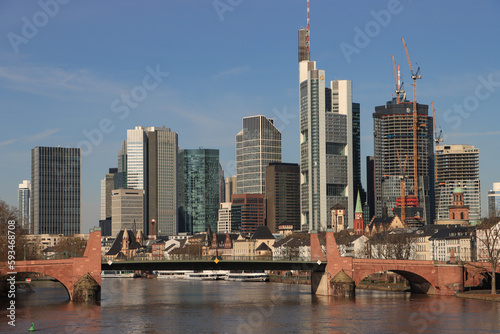 Frankfurter Skyline im April 2023  Blick von der Ignatz-Bubis-Br  cke