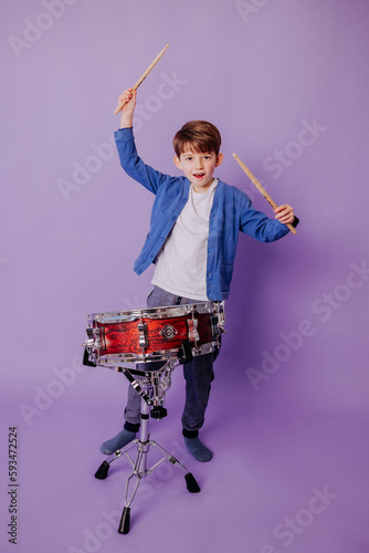 enfant qui joue de la batterie