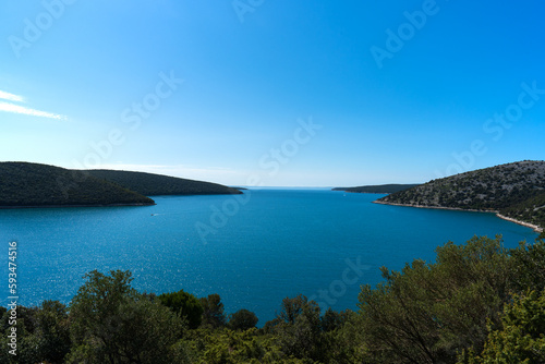 Landschatfsaufnahme von der Klippe mit Blick auf eine Bucht beeindruckendes Panorama