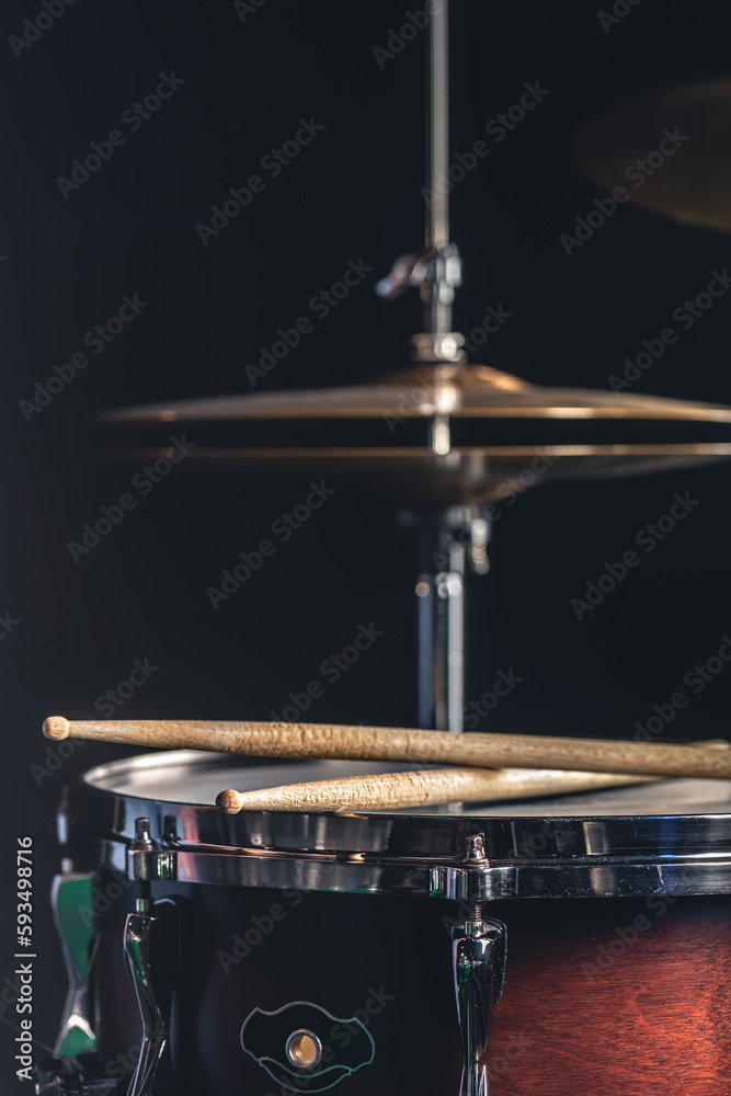 Obraz premium Snare drum and cymbals on a black background.