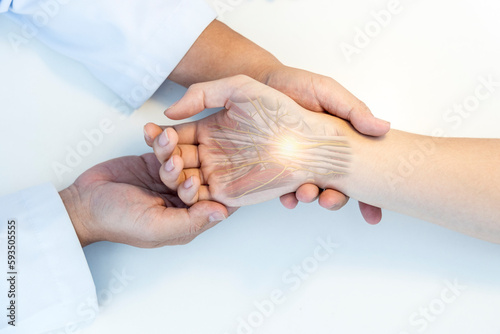 Photographie The orthopedic doctor or surgeon in uniform examined the patient with numbness of hand