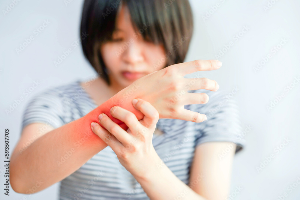 Women's wrist pain from common diseases of the body such as diabetes