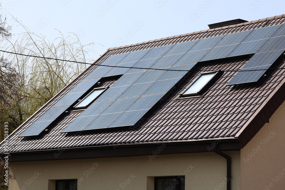 Farma ekologicznych paneli słonecznych na dachu bloku mieszkalnego - obrazy, fototapety, plakaty 