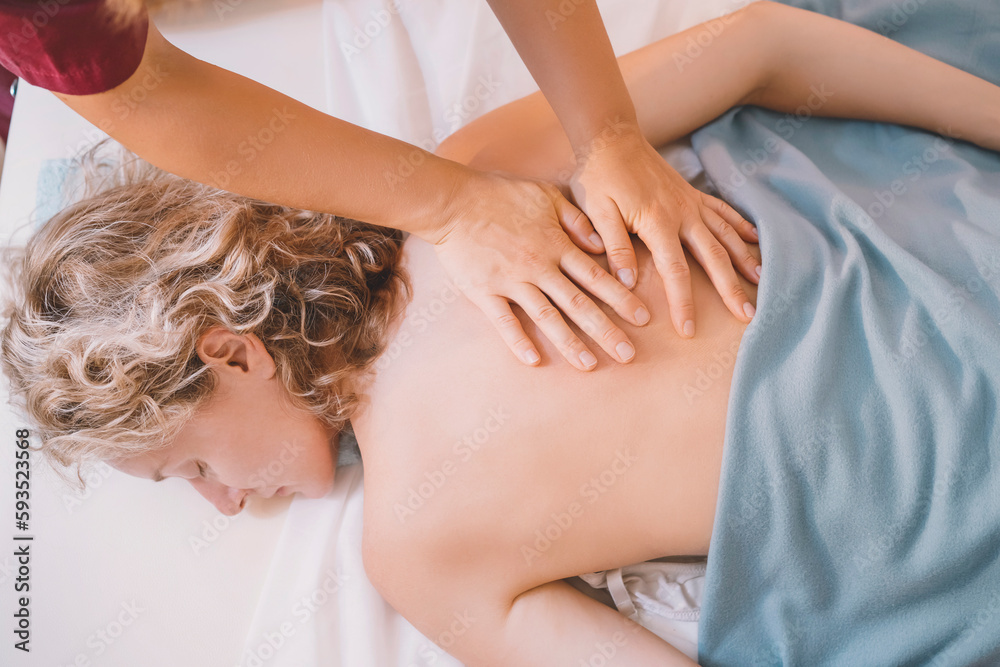 © Westend61 - Therapist giving back massage to woman in spa © Westend61 - Therapist giving back massage to woman in spa