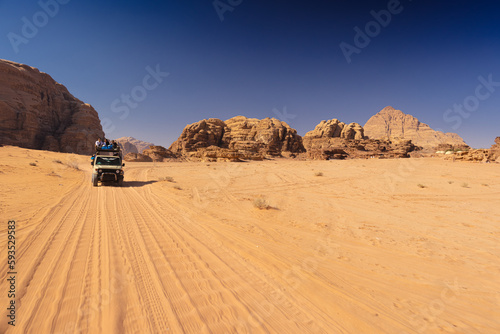 Wadi Rum w Jordanii. Droga na pustynnym piasku między formacjami skalnymi.
