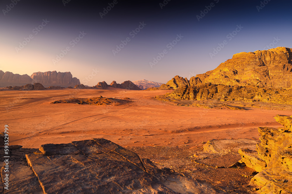 Fototapeta premium Wadi Rum w Jordanii. Skalne formacje na pustyni. 