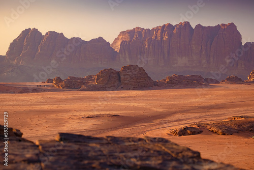 Wadi Rum w Jordanii. Formacje skalne na pustyni. 