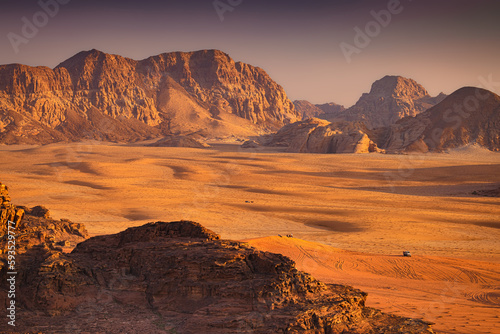 Wadi Rum w Jordanii. Skalne formacje na pustyni.  © rogozinski