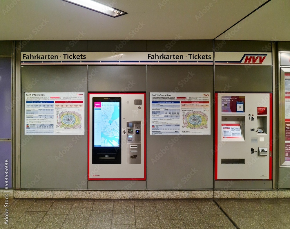 Foto de Hamburg S-Bahn ticket vending machine from HVV Bahnbetriebe do ...