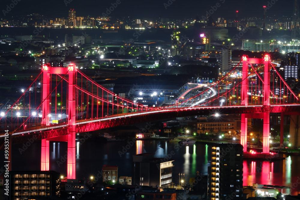 重要文化財に指定された美しい若戸大橋と北九州市の夜景
